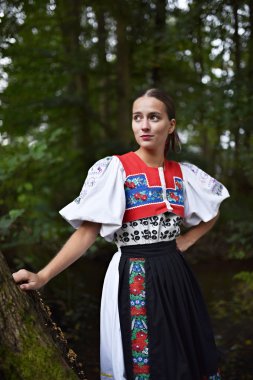 Slovakça folklor. Slovakça folklor kız.