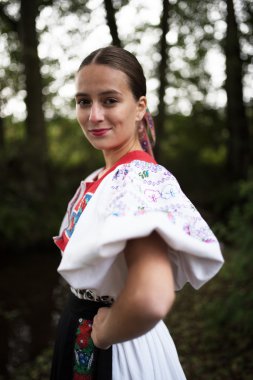 Slovakça folklor. Slovakça folklor kız.