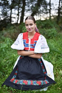 Slovakça folklor. Slovakça folklor kız.
