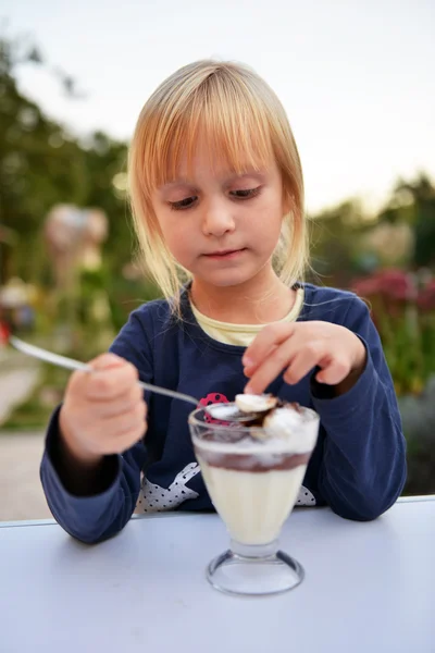 Menina Bonita Comer Sorvete — Fotografia de Stock