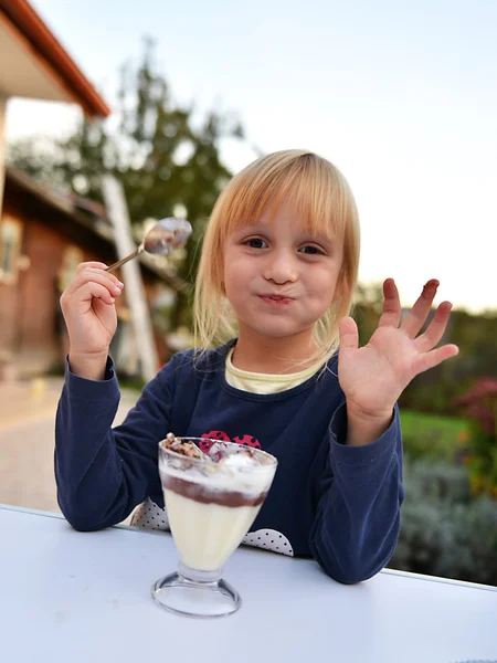 年轻漂亮的女孩吃冰激淋 — 图库照片