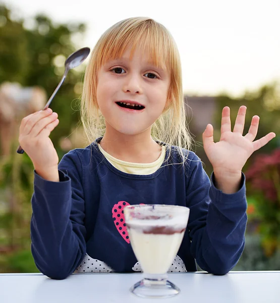 Beautiful Young Girl Eating Ice Cream — Stock Photo, Image