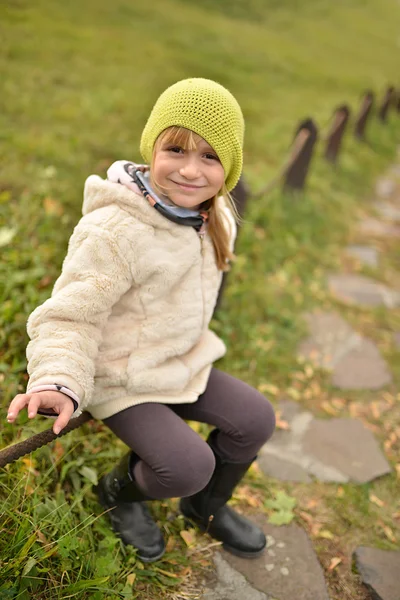 Маленькая Девочка Шляпе Рюкзаком — стоковое фото