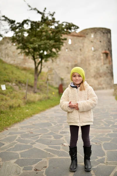 Young Girl Hat Jacket Walks Park — Stockfoto