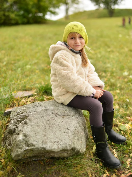 Πορτρέτο Ενός Χαριτωμένου Μικρού Κοριτσιού Στο Πάρκο — Φωτογραφία Αρχείου