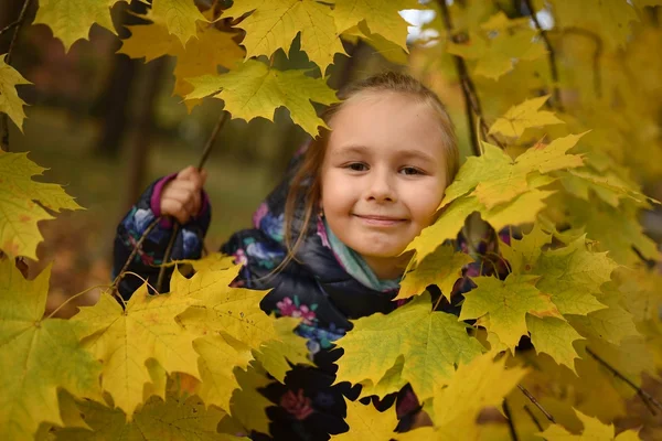 Liten Flicka Spela Parken — Stockfoto