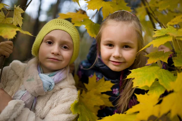 Two Little Sisters Playing Park — Stock Photo, Image