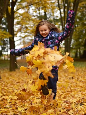 küçük kız parkta oynamak