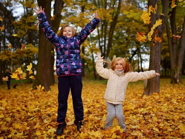 Två Små Systrar Som Leker Parken — Stockfoto