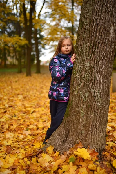 küçük kız parkta oynamak