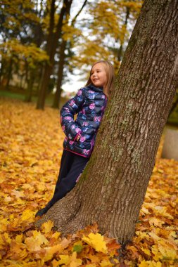 küçük kız parkta oynamak