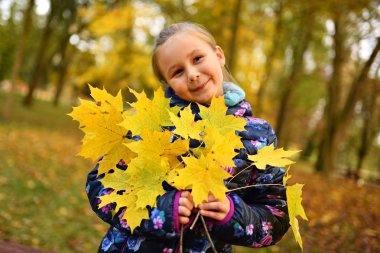 küçük kız parkta oynamak