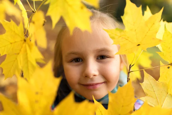 Kleines Mädchen Spielt Park — Stockfoto