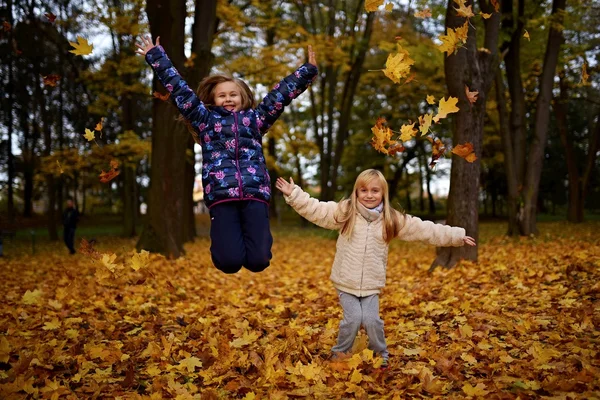 Twee Kleine Zusters Spelen Park — Stockfoto