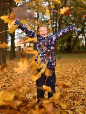 parkta oynayan iki küçük kız kardeş