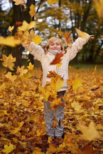 Kleines Mädchen Spielt Mit Blättern Herbstpark — Stockfoto