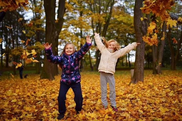Дві Маленькі Сестри Грають Парку — стокове фото