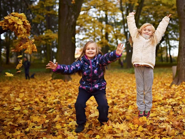 Two Little Sisters Playing Park — Stock Photo, Image