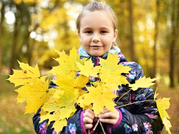 Portret Van Meisje Herfst Park — Stockfoto