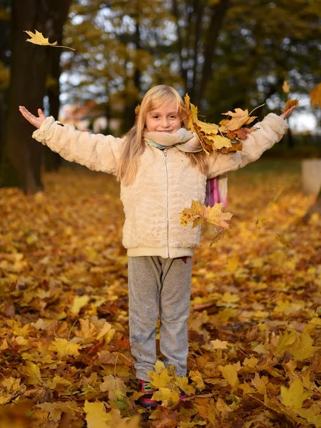 Dziewczynka Gry Liści Parku Jesień — Zdjęcie stockowe