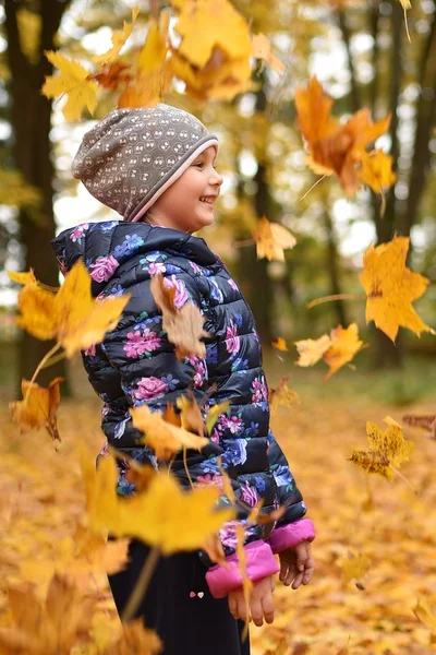 Portret Dziewczynki Parku Jesień — Zdjęcie stockowe