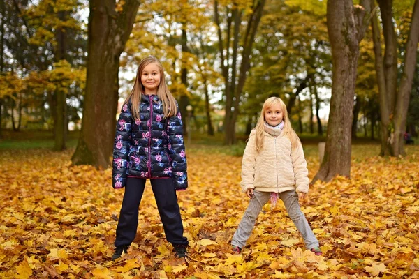 Two Little Sisters Playing Park — Stock Photo, Image