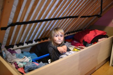 Evde çamaşır yıkayan kadın.