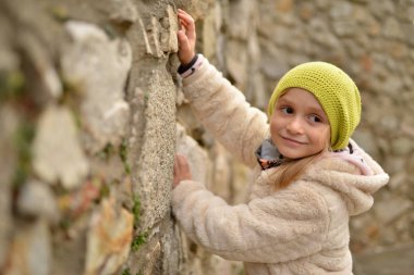 Ağaçtaki güzel küçük kız