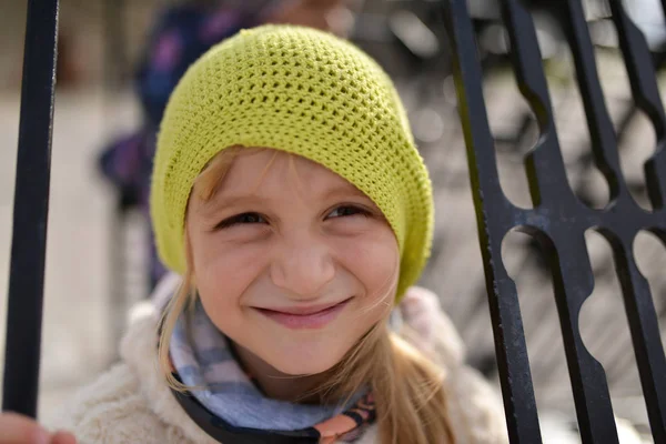 Девушка Детской Площадке Городском Парке Весной — стоковое фото