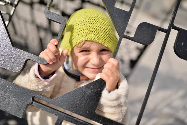 Mädchen Schutzkleidung Und Jacke Spielt Auf Spielplatz — Stockfoto