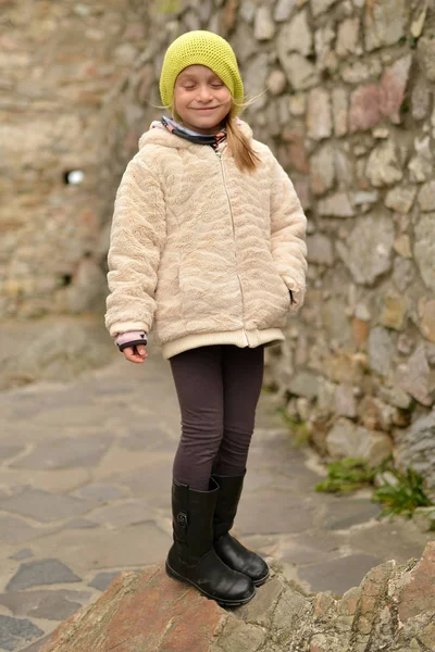 Young Girl Background Old House Boy Hat Backpack Her — Fotografia de Stock