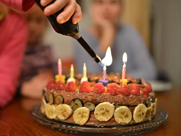 Close Person Hand Holding Cake — Stock Photo, Image