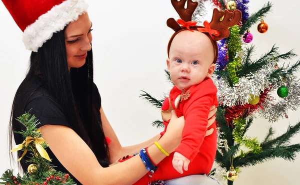 Jovem mãe feliz com seu bebê doce — Fotografia de Stock