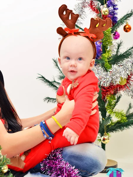 Bebeluș în haine de Moș Crăciun — Fotografie, imagine de stoc