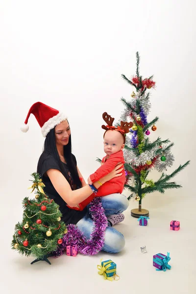 Feliz joven madre con su dulce bebé — Foto de Stock