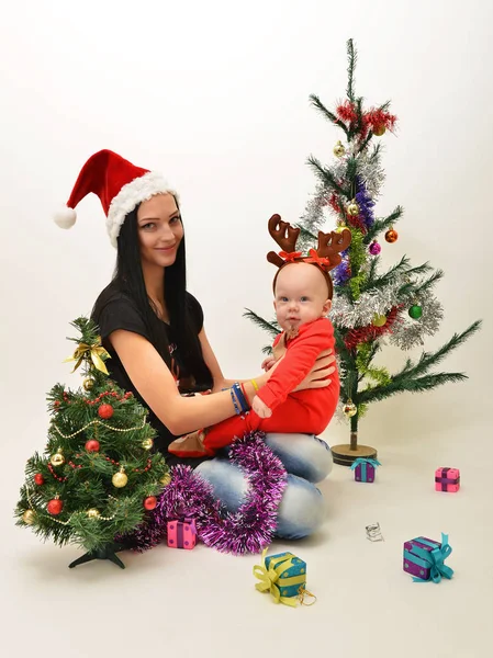 Jovem mãe feliz com seu bebê doce — Fotografia de Stock