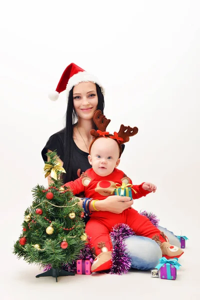 Jovem mãe feliz com seu bebê doce — Fotografia de Stock