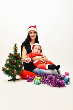 Tatlı bebeği ile mutlu genç anne