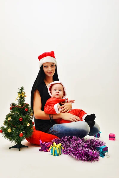 Jovem mãe feliz com seu bebê doce — Fotografia de Stock