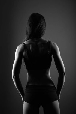 Spor salonundaki kadının siyah beyaz fotoğrafı, arka plan.