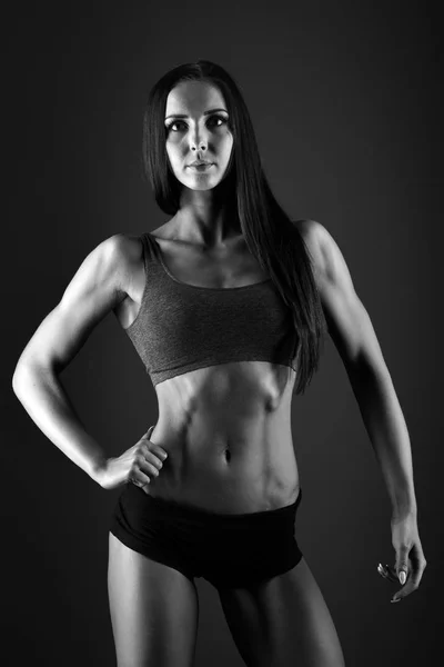 健康运动的女人展示她训练有素的身体 — 图库照片