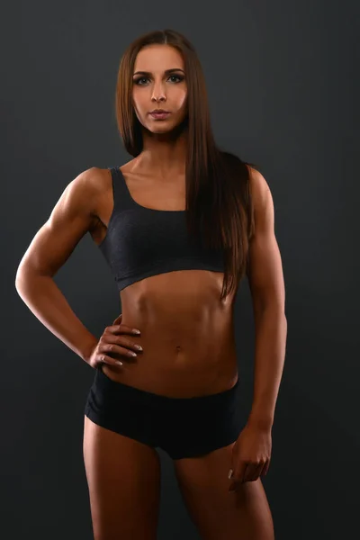 Sporcu Kadın Iyi Eğitilmiş Vücudunu Gösteriyor — Stok fotoğraf