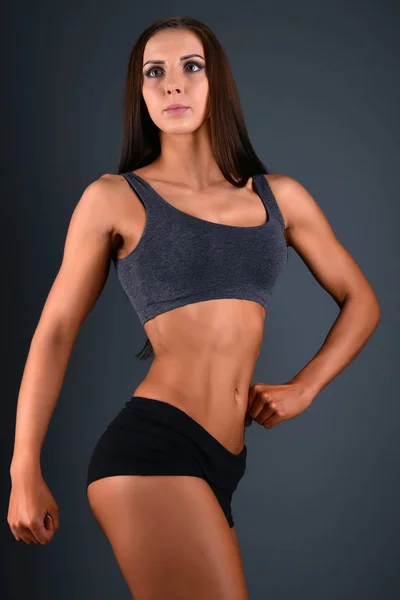 Fitness Sportlerin Zeigt Ihren Durchtrainierten Körper — Stockfoto