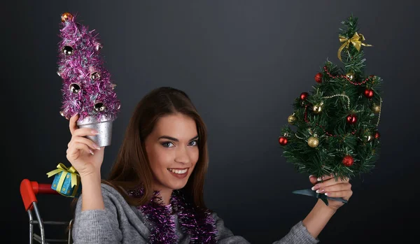 Glückliche Mädchen Einkaufen Weihnachtsgeschenke — Stockfoto