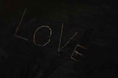 Kara tahtada kara tahtada aşk kelimesi var.