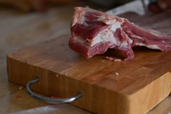 木板上的生牛肉肉 — 图库照片