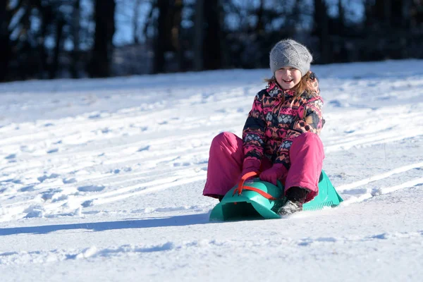 Счастливая Маленькая Девочка Катается Санках Холма Снежном Парке — стоковое фото