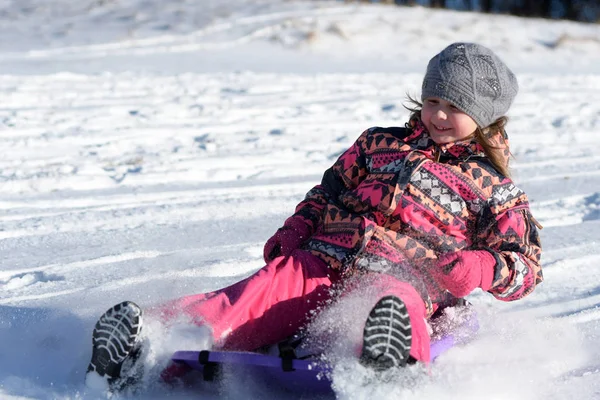 Menina Feliz Deslizando Para Baixo Colina Parque Nevado — Fotografia de Stock