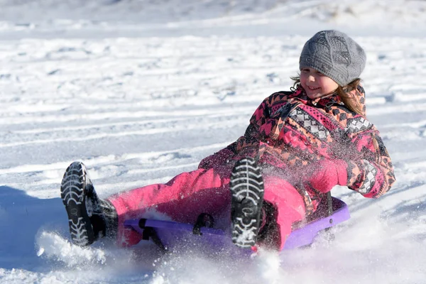 Gelukkig Klein Meisje Sleeën Van Heuvel Een Besneeuwd Park — Stockfoto