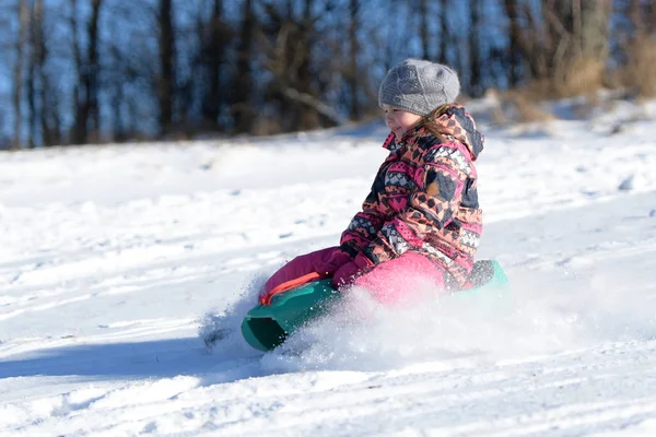 Joyeuse Petite Fille Qui Descend Colline Dans Parc Enneigé — Photo